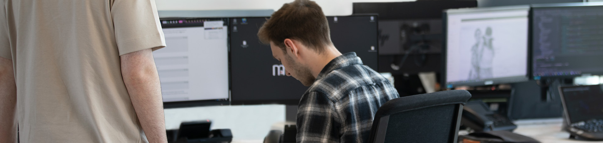 IT Entwickler arbeitet an einem modernen Arbeitsplatz
