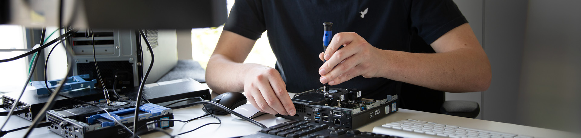 Mitarbeiter der IT Operations schraubt an einem Rechner